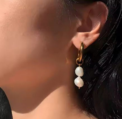 Boucles d'Oreilles Créoles Dorées avec Double Perle Pendante