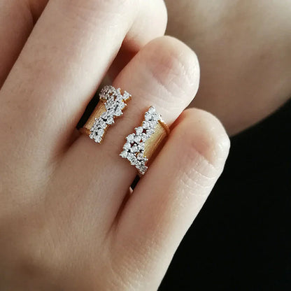 Bague Géométrique Plaquée Or Jaune 18K avec Zircon Cubique Étincelant.