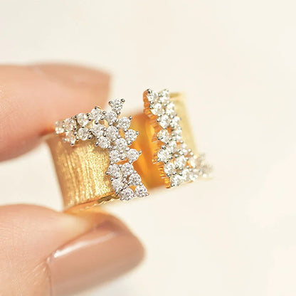 Bague Géométrique Plaquée Or Jaune 18K avec Zircon Cubique Étincelant.