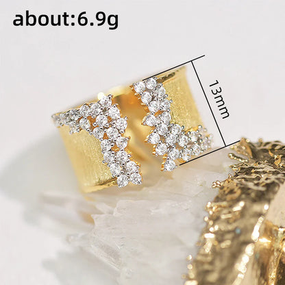 Bague Géométrique Plaquée Or Jaune 18K avec Zircon Cubique Étincelant.